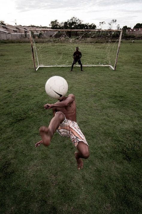 Street Football, Bicycle Kick, Soccer Photography, Football Photography, Playing Soccer, Soccer Tips, Soccer Life, Football Photos, Soccer Pictures