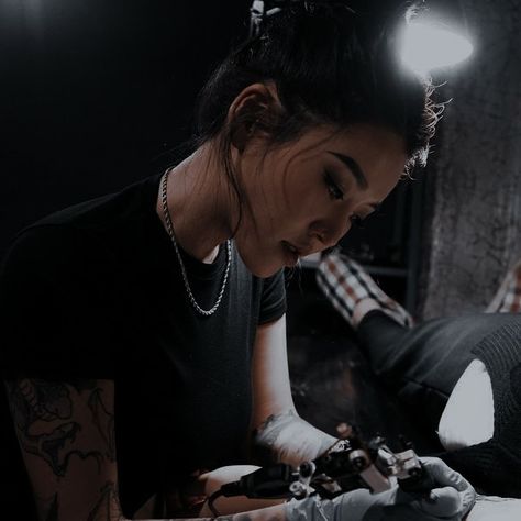 Tattoo Artist Aesthetic Girl, Female Tattoo Artist Aesthetic, Tattooist Aesthetic, Jamal Tattoo, Tattoo Artist Photography, Tattoo Photoshoot Ideas, Tattoo Photoshoot, Female Tattoo Artist, Black Color Hairstyles