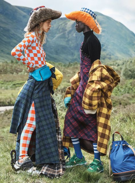 Nature Inspired Outfits, Nike Tenis, Tartan Fashion, Fashion Shooting, Mode Editorials, Natural Fashion, Nature Fashion, Western Dress, Vogue Us