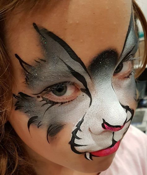 Mia Bohl wolf face painting design Husky Face Paint, Bobcat Face Paint, Face Paint Wolf, Wolf Face Painting, Wolf Face Paint, Face Painting Ideas For Kids, Eye Face Painting, Halloween Makeup For Kids, Kitty Face Paint