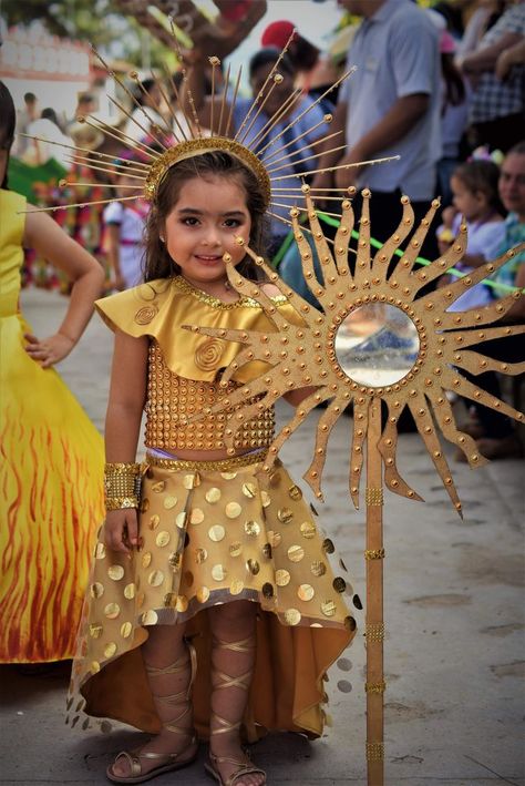 Kids Fashion Show Ideas, Recycled Gown, Recycled Costumes, Flower Gown, Pageant Costumes, Led Costume, Fish Costume, Carnaval Costume, Creative Outfits