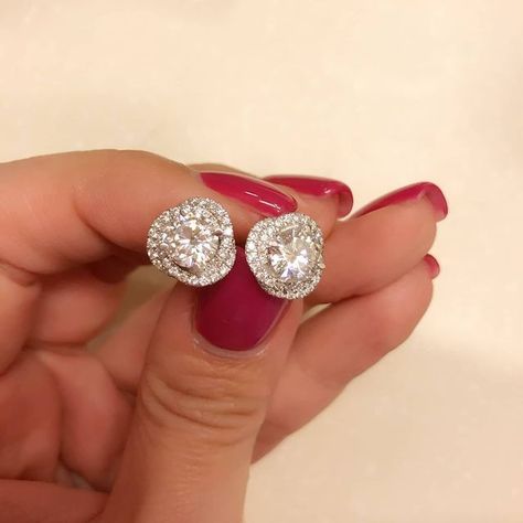 Stunning diamond studs Studded Jewellery, Beautiful Diamond Earrings, Solitaire Earrings, Halo Earrings, Halo Earrings Studs, Earrings Studs, White Gold Earrings, Diamond Stud, Fine Earrings