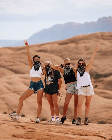 // u t a h Utah Hike Outfit, Grand Canyon Outfit Summer, Utah Hiking Outfit, Grand Canyon Picture Ideas, Grand Canyon Outfit, Road Trip Pictures, Utah Itinerary, Utah Aesthetic, Utah Roadtrip