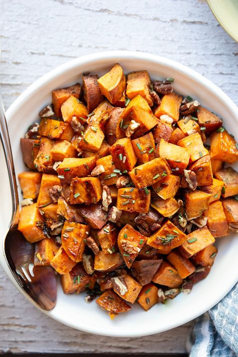 Fragrant rosemary and sweet maple syrup are the perfect combo in these tender rosemary roasted sweet potatoes! They come together in minutes and go well with a variety of dishes. Rosemary Sweet Potatoes, Healthy 2024, Sweet Potato Seasoning, Maple Recipes, Candied Sweet Potatoes, Sweet Potato And Apple, Yummy Sweet Potatoes, Fall Dishes, Comfort Food Recipes Dinners