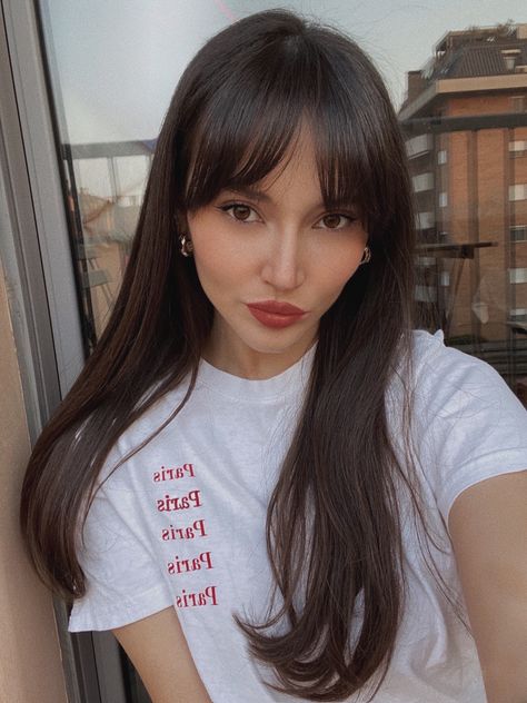 Long Brown Hair With Layers And Bangs, French Girl Bangs Long Hair, French Girl Hair Bangs, French Fringe Long Hair, Long Brunette Hair With Bangs, Brunette Hair Bangs, Brunette Bangs Long Hair, French Bangs Medium Hair, French Bangs Long Hair