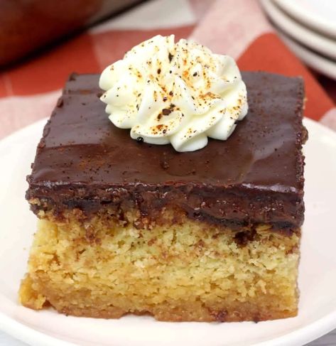 Coffee Poke Cake, Coffee Caramel Cake, Coffee Buttercream Frosting, Caramel Poke Cake, Cappuccino Cake, Caramel Cappuccino, Strawberry Poke Cakes, Caramel Dessert Recipes, Caramel Cake Recipe