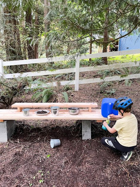 Domestic Fashionista: Simple DIY Outdoor Mud Kitchen - Under $20 Diy Mud Kitchen Outdoor Play, Simple Mud Kitchen, Outdoor Mud Kitchen, Outdoor Play Kitchen, Mud Kitchen For Kids, Diy Mud Kitchen, Diy Preschool, Rearranging Furniture, Camping Water