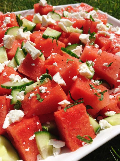 Yes! Er staat een heerlijk weekend voor de deur! Super lekker weer, zonnetje. Love it!! Dat schreeuwt natuurlijk om een Bbq! Deze frisse salade met watermeloen en feta is een hele fijne aanvulling op de Bbq. Super makkelijk te maken, snel klaar en bovendien ook nog onwijs gezond! Nodig: 1 watermeloen (niet al te groot) […] Watermelon Cucumber Feta Salad, Watermelon Feta Salad Recipes, Cucumber Watermelon Salad, Chili Salad, Cucumber Feta Salad, Watermelon Salad Recipes, Feta Salad Recipe, Watermelon Feta Salad, Mint Salad