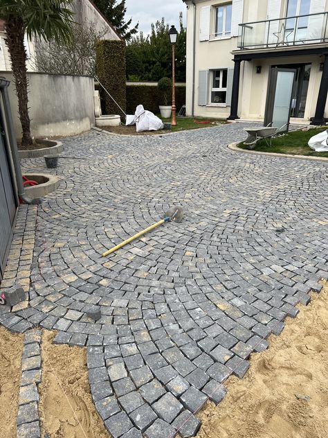 Cobblestone Pavers, Pathway Ideas, Stone Wall Texture, Brick Pathway, Cornice Design, Driveway Design, Construction Diy, Luxury House Plans, Stone Work