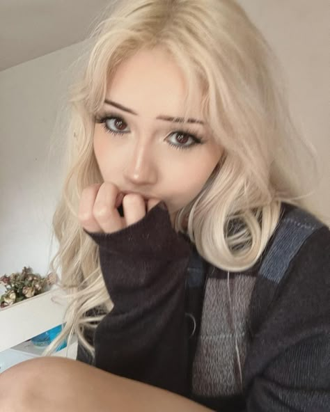 Light Alt Makeup Looks, Blonde Grunge Makeup, Long Blonde Hair Face Claim, Lilianarose726 Makeup, Pretty Albino Girl, Slipknot, Sweet Girls, Pic Ideas, Bibs