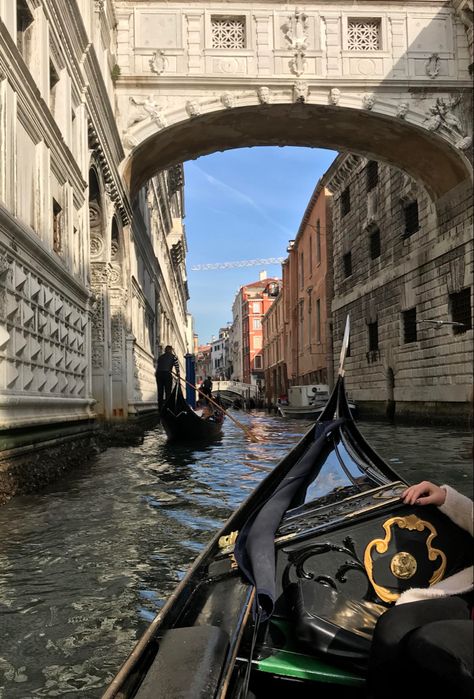 Venice Italy Aesthetic Couple, Venice Winter Fashion, Shopping In Italy Aesthetic, Florence Aesthetic Outfit, Florence Italy Winter Aesthetic, Italian Winter Aesthetic, Venice Italy Photo Ideas, Venecia Aesthetic, Italy Trip Aesthetic