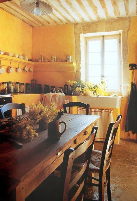 Golden kitchen Modern Konyhatervezés, French Farmhouse Table, Tuscan Kitchen, Tuscan Decorating, Yellow Kitchen, Yellow Walls, Interior Garden, Farmhouse Table, Kitchen Styling