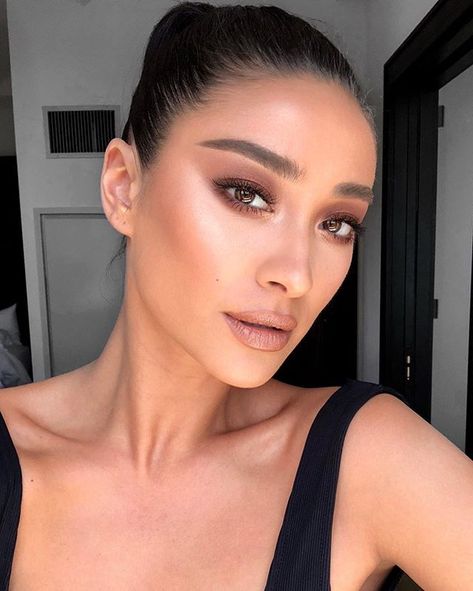 Shay Mitchell Makeup, Shay Mitchell Hair, Brown Smokey Eye Makeup, Wedding Hairstyles And Makeup, Natural Smokey Eye, Classy Makeup, Smokey Eye For Brown Eyes, Fall Makeup Looks, Makeup Party