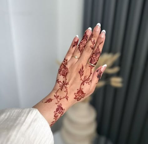 Simple Henna Designs Wedding, Bridal Henna Designs Modern, Khaleeji Henna Designs, Pretty Henna Designs Simple, Khaleeji Henna, White Henna Designs, Indian Henna Designs, Unique Henna, Henna Inspo