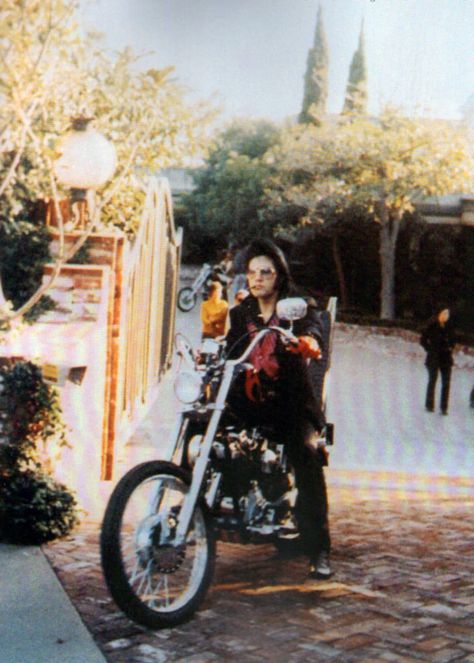 May 31, 1971- Driving his Harley in Beverly Hills – Elvis Presley Scotty Moore, Elvis Collectors, Elvis Pictures, I Love Elvis, Elvis Photos, King Of Rock And Roll, Love Me Tender, Harley Davidson Chopper, Elvis Presley Pictures