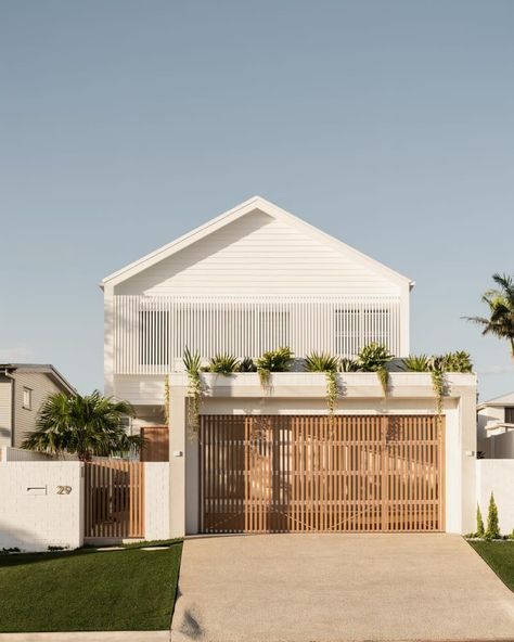 Modern Coastal Linea™ Weatherboard Axon™ Cladding Bowe Projects Alyne Media Modern Coastal Exterior, White Weatherboard House, Modern Coastal House, Coastal Facade, Modern Queenslander, Coastal Home Exterior, Spring Architecture, Coastal Exterior, Weatherboard House