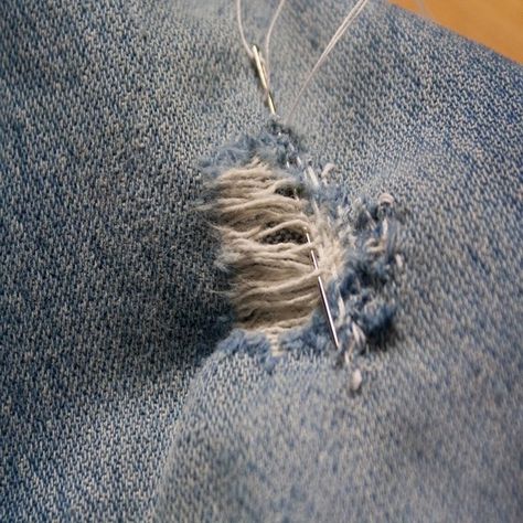 Darning is also an easy way to hand-mend a hole in your jeans without having to patch it up with an extra piece of fabric. How To Patch Jeans By Hand, Repair Jeans By Hand, How To Patch A Hole In Jeans By Hand, Darning Jeans By Hand, Mending Jeans By Hand, Jean Repair Ideas, How To Mend Jeans, Darning Jeans, Patching Jeans