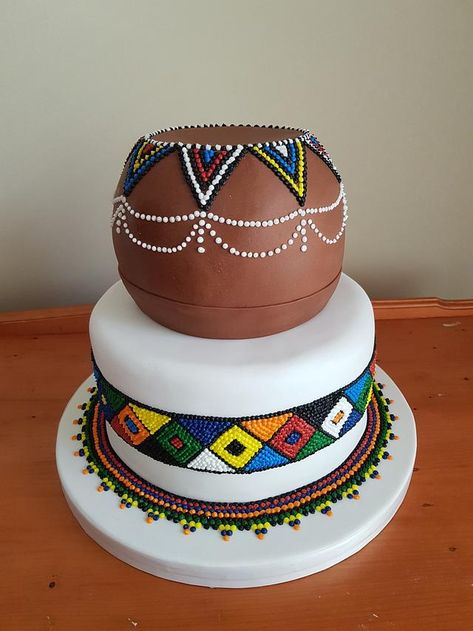 African Cake Design Weddings, African Traditional Wedding Cake Designs, Traditional Cakes African, African Lobola Cakes, African Cake Design, Lobola Cakes, Getty Wedding, Africa Cake, African Wedding Cakes