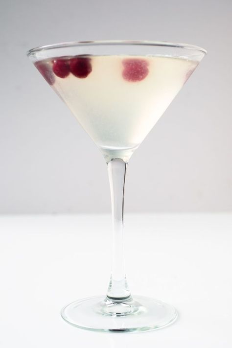 White Cosmopolitan White Cosmopolitan Recipe, White Cosmopolitan, Aquavit Cocktails, Sweden Home, Cosmopolitan Drink, Bottle Of Vodka, Cosmopolitan Recipe, Kiwi Juice, Pretty Cocktails