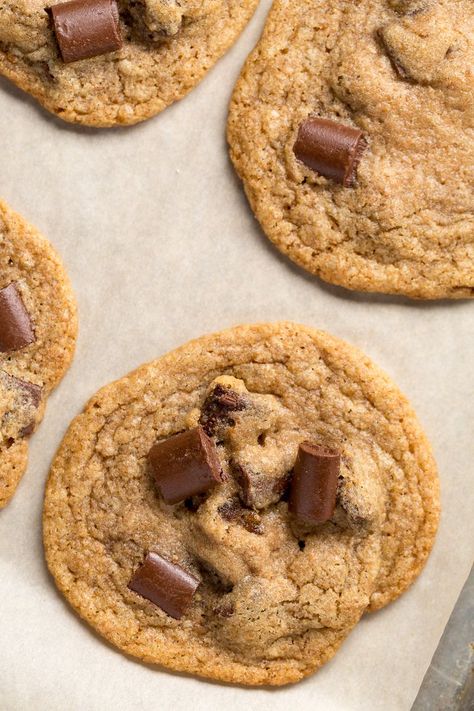 Copycat Starbucks Chocolate Chunk Cookies Starbucks Chocolate, Chocolate Chunk Cookie Recipe, Cookie Recipe Video, Halloween Cookie Recipes, Copycat Starbucks, Honey Walnut Shrimp, Starbucks Copycat, Copycat Restaurant Recipes, Chocolate Chunk