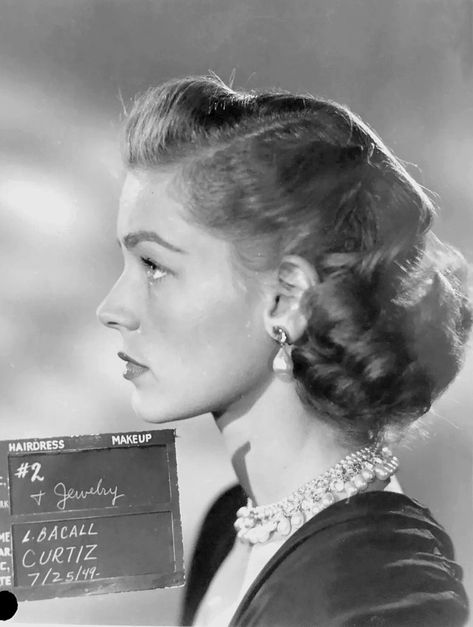 Lauren Bacall Movies, Vintage Actors, Bogie And Bacall, Old Hollywood Movie, Lauren Bacall, Photos Of Women, Black N White, Old Hollywood, Front Row