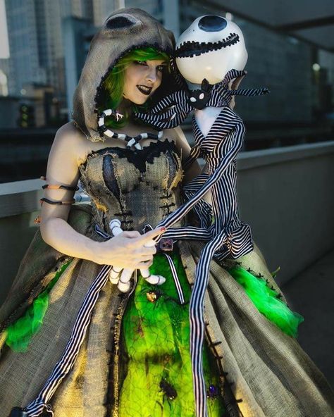 Oogie boogie cosplay Diy Oogie Boogie Costume, Oogie Boogie Dress, Diy Oogie Boogie, Disney Couple Costumes, Oogie Boogie Costume, Disney Villain Costumes, Nightmare Before Christmas Costume, Top Cosplay, Villain Costumes