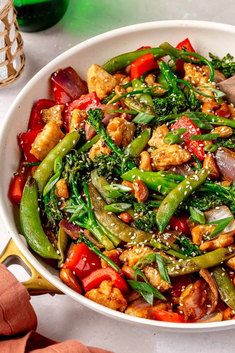 Sliced Bell Pepper, Chicken Cashew Stir Fry, High Protein Dishes, Beef Lettuce Wraps, Stir Fry Ingredients, Stir Fry Recipes Chicken, Cashew Chicken, Chicken Stir Fry, Green Onion