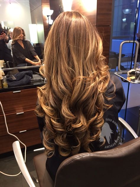 Prom Hair Bouncy Curls, Blow Wave Curls, Curly Blowdry Long Hair, Blow Wave Hair, Blow Outfit Hair, Blow Dry Hair Curls, Blowdry Hairstyles, Blowdry Curls, Blow Wave