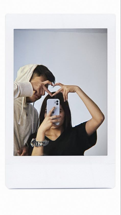 Couple Poses Ideas Instagram, Instax Couples Ideas, Polaroid Ideas Poses Couple, Couple Selfies Poses, Date Photo Ideas, Pose Guide, Romantic Poses, Shooting Couple, Cute Engagement Photos