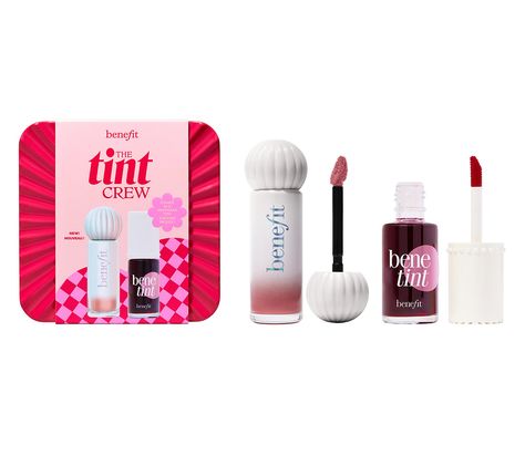 This full-size crew featuring the iconic Benetint (maybe you've heard of it?) and Splashtint is the set we all want to hang with. Get to know these pouty pals. Dot Benetint onto lips and cheeks for a buildable, natural-looking flush of rosy color. Then, glide on Splashtint moisturizing dewy lip tint for a lightweight, juicy finish on lips.   Hyaluronic acid helps temporarily smooth the appearance of lip lines through hydration, while glycerin helps moisturize. Goji berry seed oil and raspberry l Makeup Boxes, Make Up Kits, Fixing Spray, Kajal Eyeliner, Blush On Cheeks, Cheek Stain, Makeup Gift Sets, Too Faced Concealer, Smooth Lips