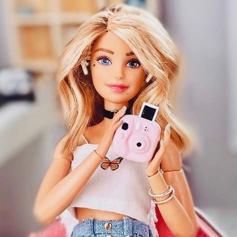 Sub to Delightful Dolls Youtube. She's so cool 😍 Body Shorts, Ella Rose, Delightful Dolls, Doll Rooms, Barbie The Movie, Barbie Summer, Fashion Barbie, Margot Robbie, Barbie Doll