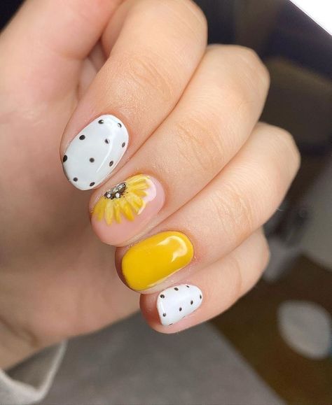 Sunflower Nail, Sunflower Nail Art, Sunflower Nails, Nagel Tips, Cute Gel Nails, Disney Nails, Summer Acrylic Nails, Gradient Nails, Yellow Sunflower