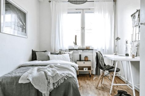 Petite chambre de 9 m2 en colocation : 27 astuces pour l'aménager Apartment Decorating For Couples, Minimalist Dorm, Minimalist Apartment Decor, College Bedroom Apartment, Minimalist Dekor, Modern Apartment Decor, Small Apartment Bedrooms, Small Room Design Bedroom, Apartment Decorating On A Budget