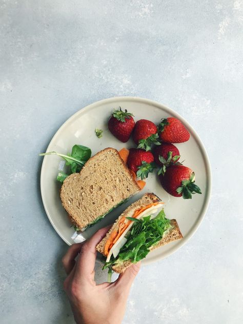 Balanced Plate Lunch Ideas, Lunch Plate Ideas, Balanced Plate Meals Ideas, Balanced Diet Plate, Balanced Lunch Ideas, Healthy Balanced Lunch, Snack Plate Lunch, Bread With Strawberries, Lunch Meal Ideas