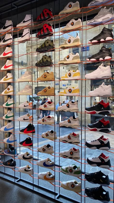 Shoe Shop Interior Design, Footwear Shop Interior, Drip Shoes, Rak Display, Shoes Display, Modern Shoe Rack, Shoe Store Design, Retail Store Interior Design, Clothing Store Interior