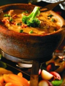 Westwood-Hillsdale, NJ - This holiday dish is being featured at The Melting Pot Broth Fondue Recipes, Cheddar Fondue, Raclette Originale, Melting Pot Recipes, Easy Fondue, Swiss Fondue, Fondue Restaurant, Dessert Fondue, Fondue Dinner