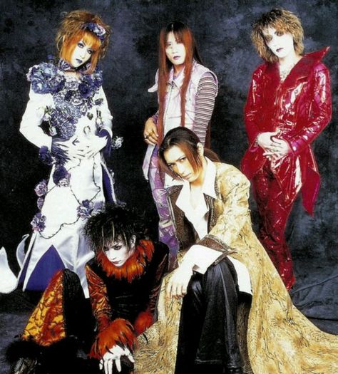 Malice Mizer. Visual Kei Fashion, Malice Mizer, Kei Visual, Kei Fashion, Dir En Grey, Japanese Rock, Alt Fashion, Japanese Street Fashion, J Fashion