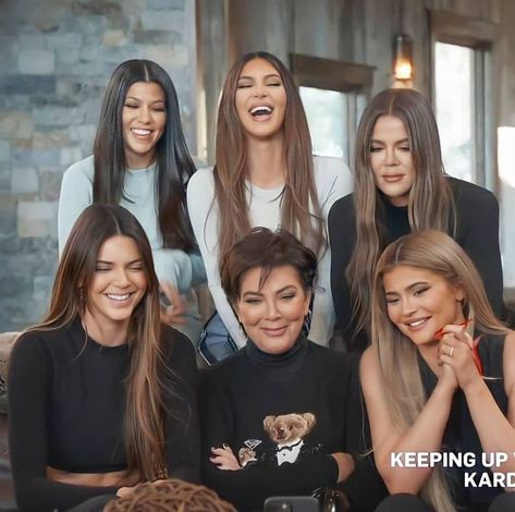 Kardashian Sisters Photoshoot, Kardashian Jenner Sisters, Kardashian Family Photo, Brown Hair Olive Skin, Stylizacje Kylie Jenner, Kim Khloe Kourtney, Kardashian Sisters, Kily Jenner, Balayage Long Hair