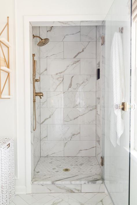 Small En Suite Bathroom, Small En Suite, Classic Bathroom Tile, Vintage Bathroom Remodel, Art Deco Hollywood, Modern Vintage Bathroom, Restroom Remodel, Austin House, Bathroom Basement