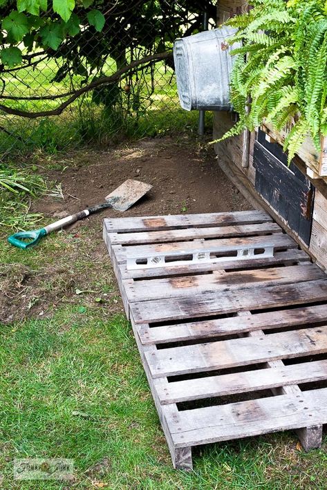 Learn how to make a quick and easy pallet porch for a garden shed! Rustically charming as a front step or displaying planters and flower pots! Click to read full tutorial. How To Build A Porch, Pallet Porch, Pallet Deck, Shed With Porch, Front Porch Swing, Pallet Shed, Pallet Patio, Funky Junk Interiors, Patio Wall