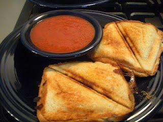 Grilled Pizza Pockets with a Sandwich maker Toaster Recipes, Breakfast Sandwich Maker Recipes, Sandwich Maker Recipes, Grilled Sandwiches, Breakfast Sandwich Maker, Pizza Pockets, Grill Sandwich Maker, Sandwich Toaster, Sandwich Makers