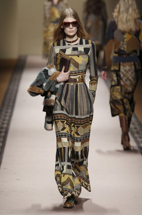 Etro Woman Autumn Winter 15-16 Fashion Show - Discover more on www.etro.com Khosi Nkosi, Etro Runway, Boho Fashion Winter, Ethno Style, Fashion Terms, Fashion Event, 2016 Fashion, Colorful Fashion, Auburn