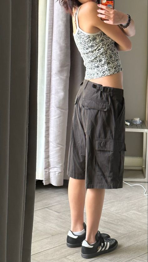 Oversized Cargo Shorts Outfit, Woman Jorts Outfit, Cargo Shorts Outfits Women Aesthetic, Baggy Shorts Summer Outfit, Jorts Summer Outfits Women, Gray Jorts Outfit, Long Cargo Shorts Outfit, Gorpcore Fashion Women Summer, Baggy Cargo Shorts Outfit