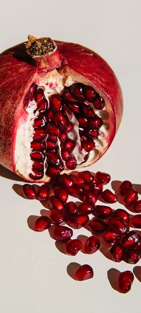 Pomegranate Photography Ideas, Pomegranate Seeds Drawing, Pomegranate Food Photography, Persephone Pomegranate Aesthetic, Pomegranate Aesthetic Wallpaper, Pomegranate Reference, Yalda Photography, Pomegranate Aesthetic Dark, Pomegranate Symbolism