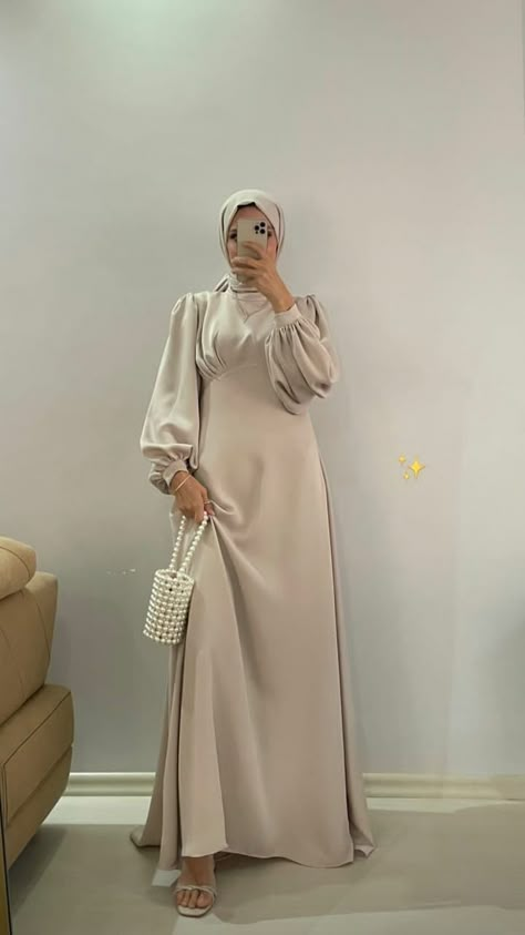 Muslim Fashion Dress Abayas, Dress Muslim Modern, Braidsmaid Dresses, Elegant Silk Dresses, Estilo Hijab, Simple Bridesmaid Dresses, Mode Turban, Modern Hijab Fashion, Muslim Outfits Casual