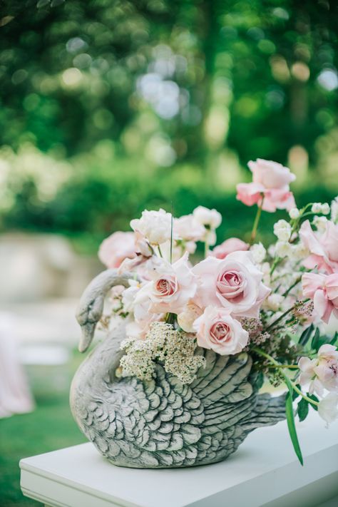 Swan Table Centerpiece, Swan Flower Arrangement, Swan Planter Ideas, Swan Centerpiece, Roof Party, Castle Wedding Venues, Craft Spring, Wedding Castle, French Gardens