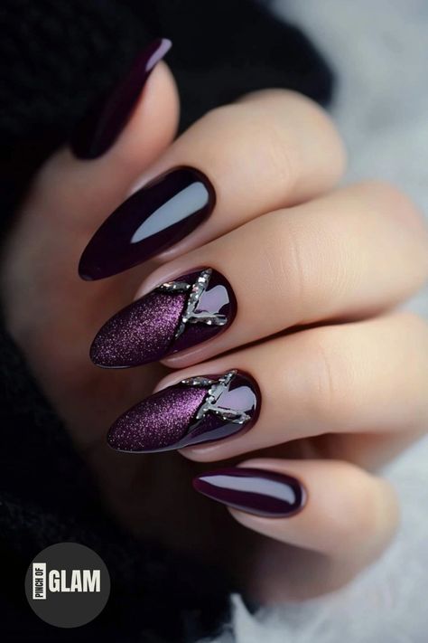 Discover the perfect Purple Halloween nails inspiration with these stunning Purple Halloween nails acrylic designs. From elegant ombre styles to spooky spiderweb patterns, these nail ideas are sure to add a touch of glamour to your spooky season look. Whether you're celebrating the holiday at home or attending a Halloween party, these purple nail designs will elevate your festive style. Black Purple And Gold Nails, Ombré Halloween Nails, Purple Halloween Nails Acrylic, Halloween Nail Designs Purple, Gray And Purple Nails, Purple Nails Halloween, Salem Nails, Dark Purple Fall Nails, Purple Witchy Nails