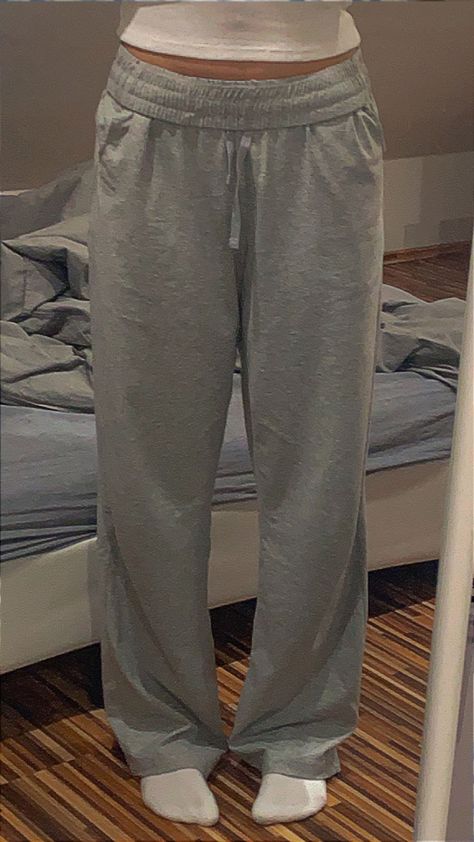 Grey Sweatpants Outfit With Converse, Low Rise Grey Sweatpants Outfit, Baggy Grey Sweatpants Outfits, Grey Sweatpants Aesthetic, Grey Sweatpants Outfit Aesthetic, Spanish Collage, Baggy Grey Sweatpants, Sweatpants Outfit Aesthetic, Vanilla Girl Outfits