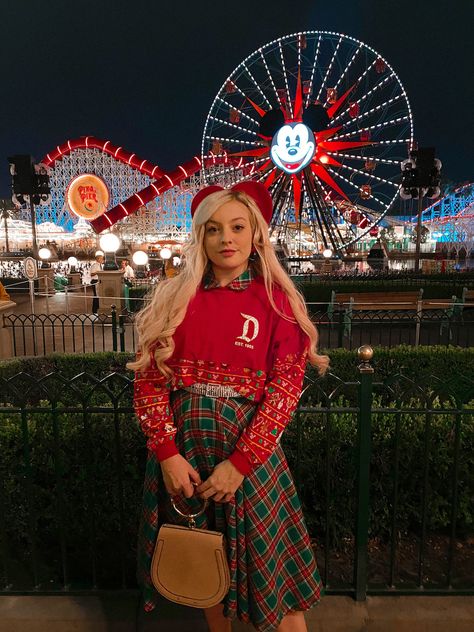 Disney Outfit Ideas for Your Next Trip To Disney World or Disney Land - Rach Martino Hongkong Disneyland Outfit, Disneyland Christmas Outfit, Disneyland Outfit Winter, Disneyland Dress, Disney Christmas Outfits, Disney Outfits Women, Kids Winter Outfits, Disney World Outfits, Disneyland Outfits