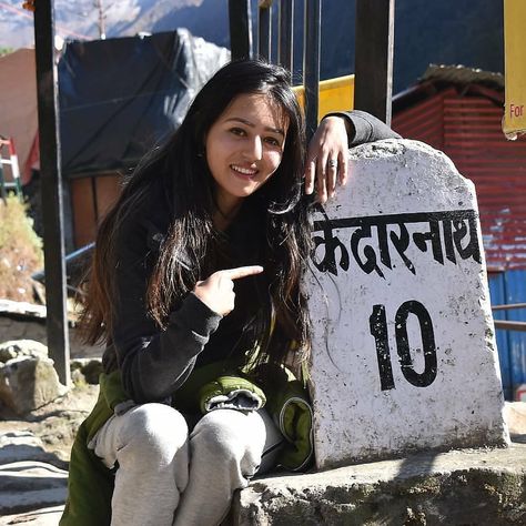 Kedarnath Photo, Jay Mahakal, Pose Guide, Elegant Flower Girl Dress, Tempo Traveller, Pic Aesthetic, Travel Photoshoot, Travel Pose